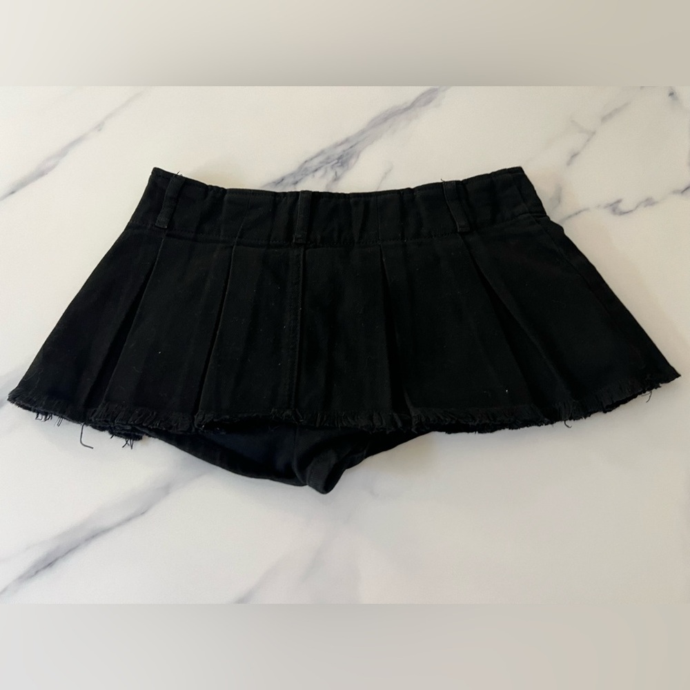 EDIKTED Low-Rise Pleated Cotton Denim Mini Skort - Picture 6 of 10